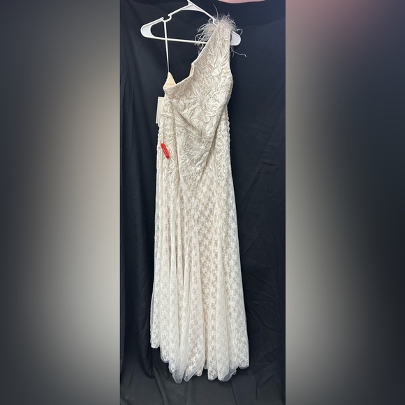 MAC DUGGAL 11317 NWT Lace Embellished Feathered One Shoulder Gown - Picture 4 of 9